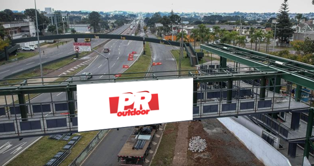 Curitiba: An&uacute;ncios em passarelas s&atilde;o mais do que simples publicidade, s&atilde;o hist&oacute;rias visuais que cativam a imagina&ccedil;&atilde;o de uma cidade que se reinventa constantemente.